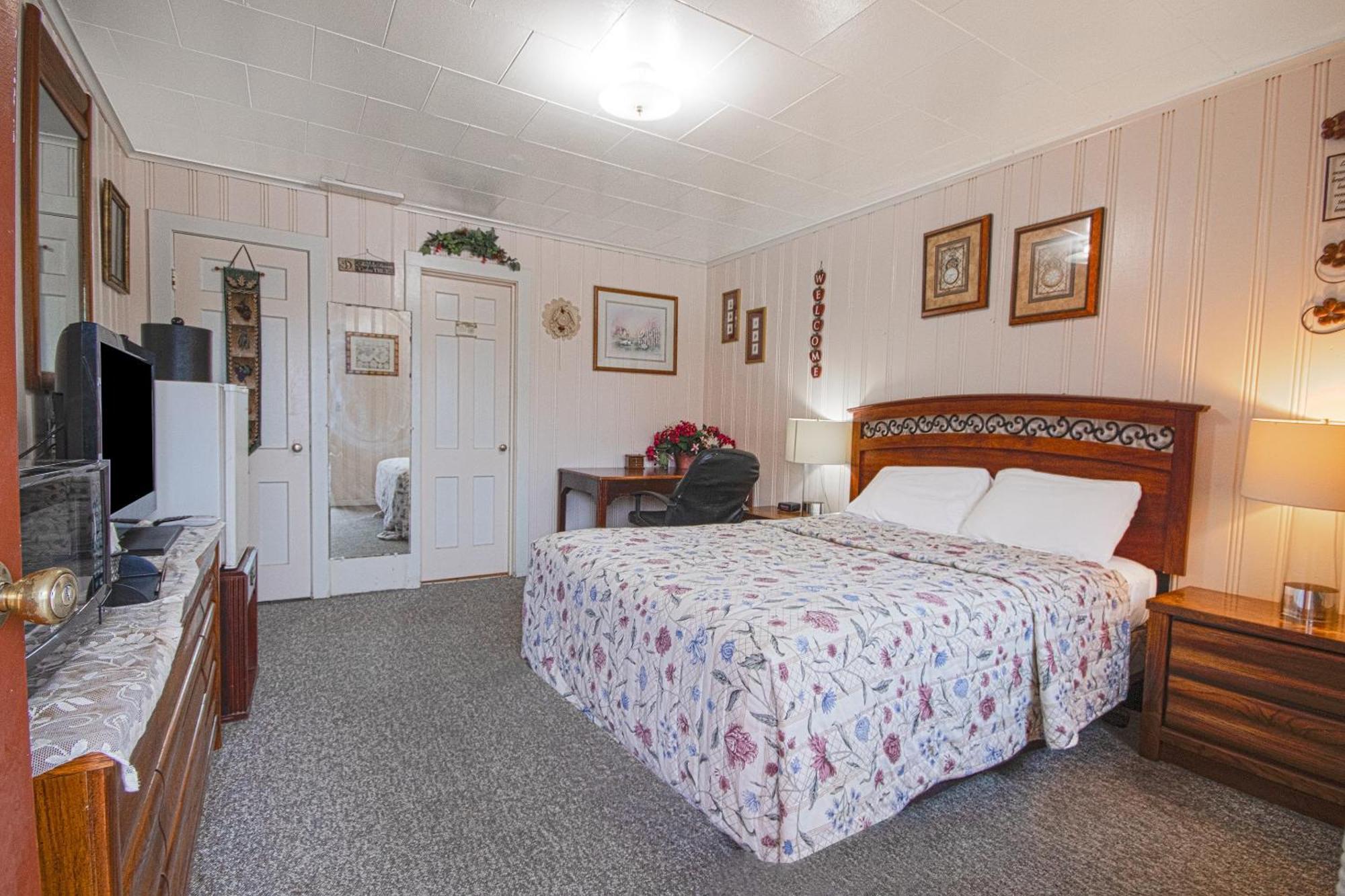 Sunflower Motel Hiawatha By Oyo Exterior photo