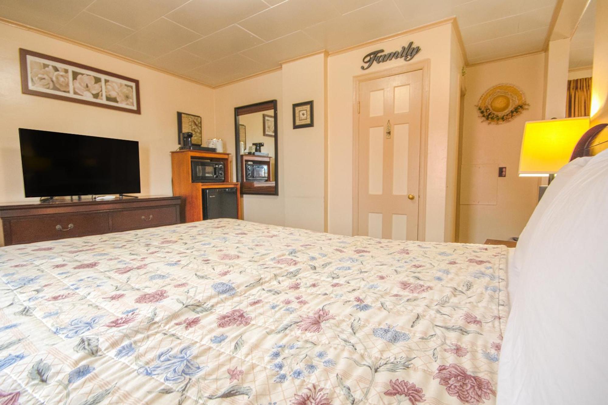 Sunflower Motel Hiawatha By Oyo Exterior photo