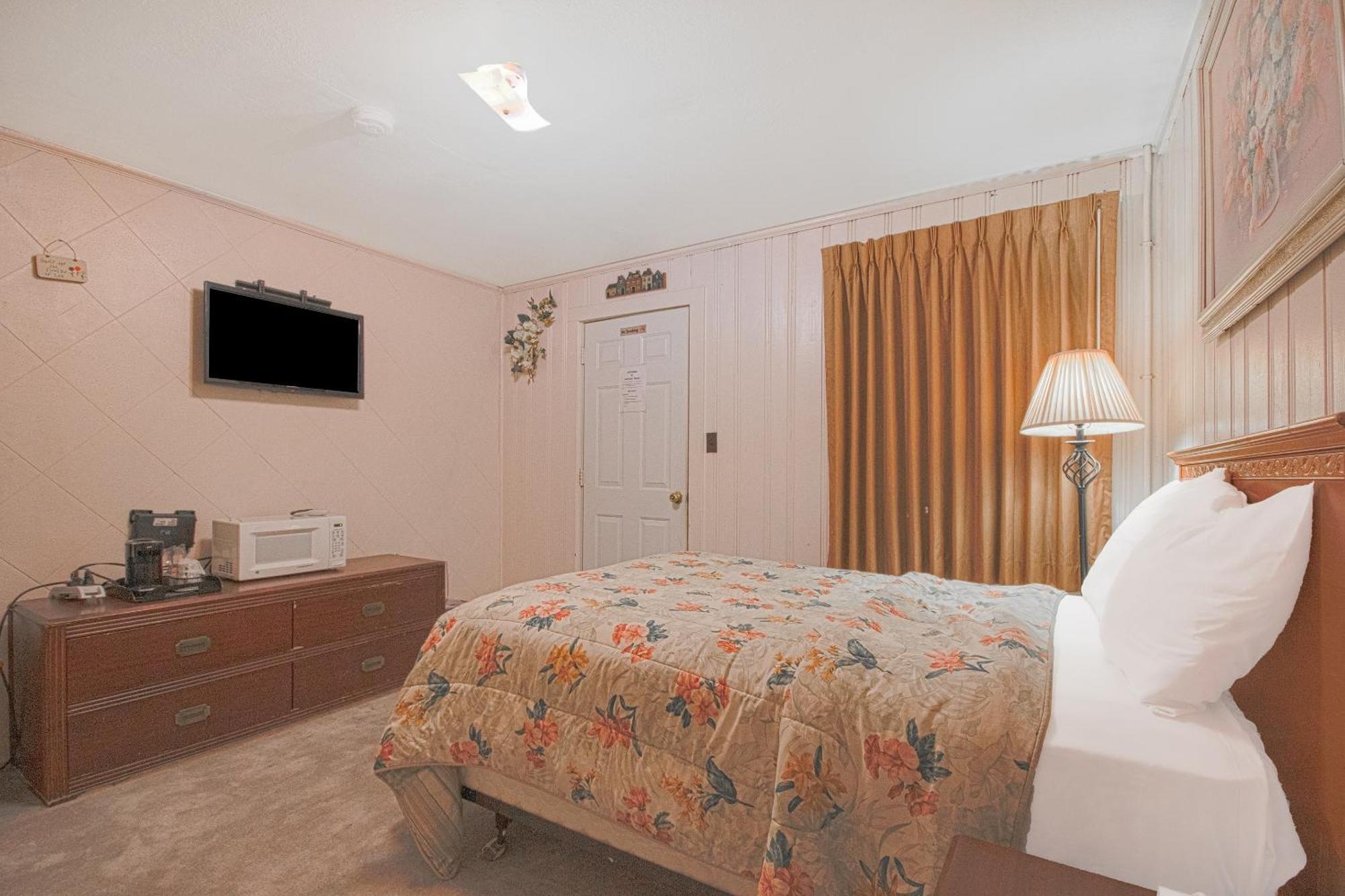 Sunflower Motel Hiawatha By Oyo Exterior photo