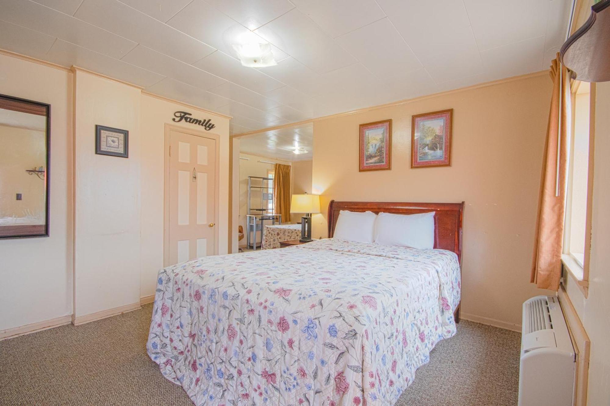 Sunflower Motel Hiawatha By Oyo Exterior photo