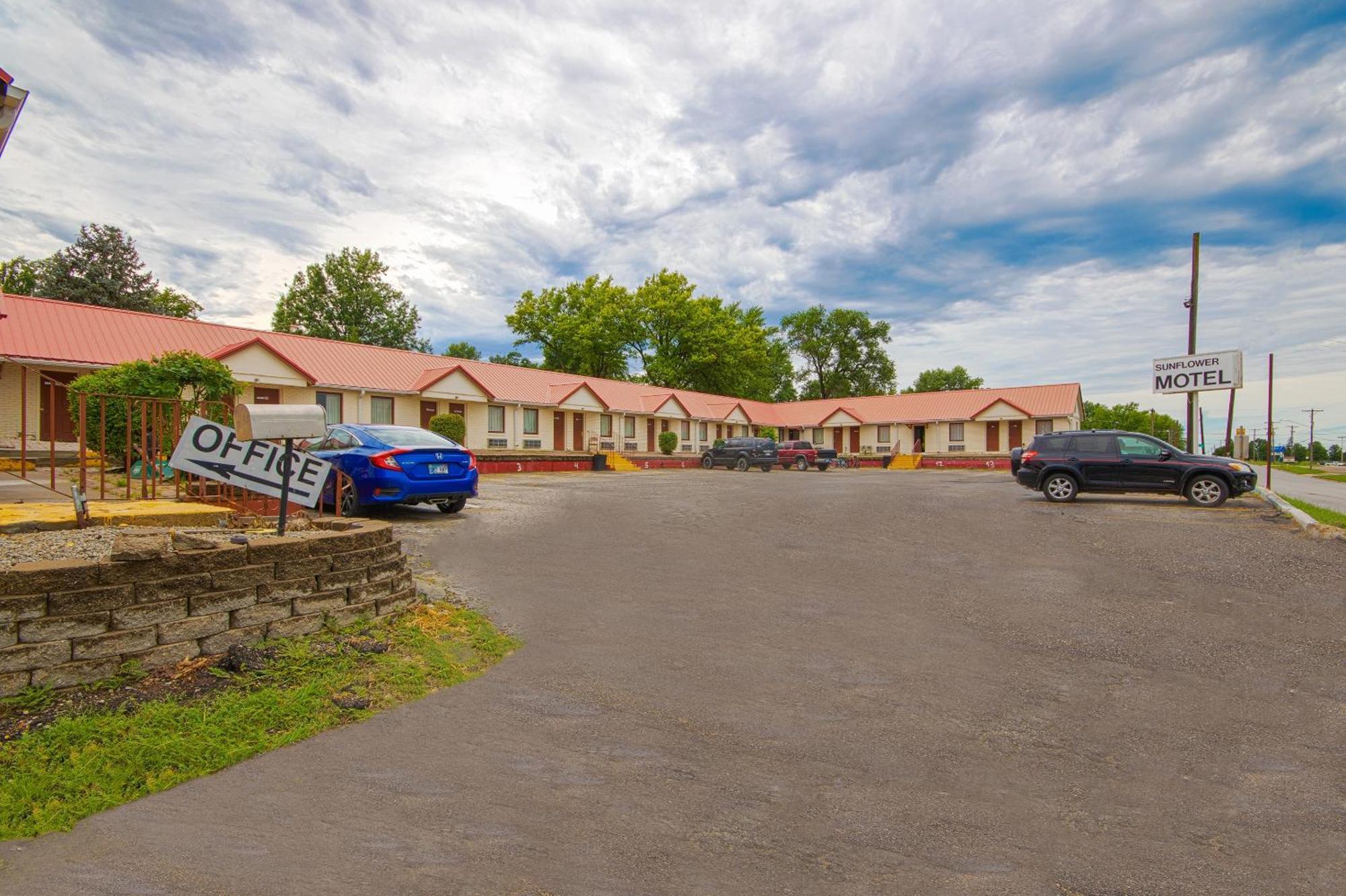 Sunflower Motel Hiawatha By Oyo Exterior photo